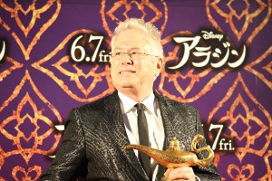 映画『アラジン』来日マジック・カーペットイベントに登場したアラン・メンケン