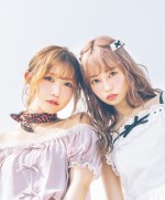 左：菅野結以 右：中村里砂、5月17日発売の「LARME 040 July」より（発行元：株式会社 徳間書店）