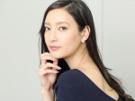 菜々緒、大好きヘビに巻き付かれうっとり 「美しい」「ヘビになりたい」の声