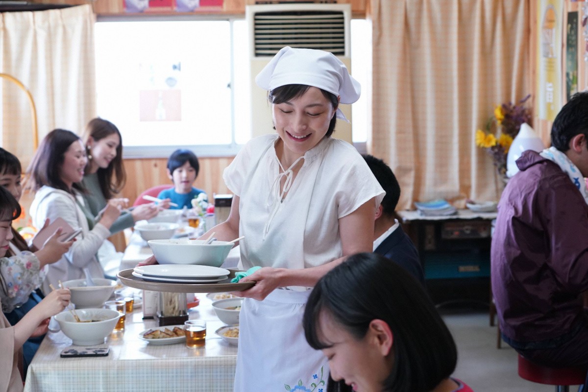 未亡人役・広末涼子の“美ぼう”に反響『コンフィデンスマンJP 運勢編』