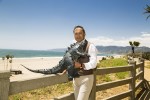 サンタモニカビーチでゴジラを抱える、映画『ゴジラ　キング・オブ・モンスターズ』出演の渡辺謙