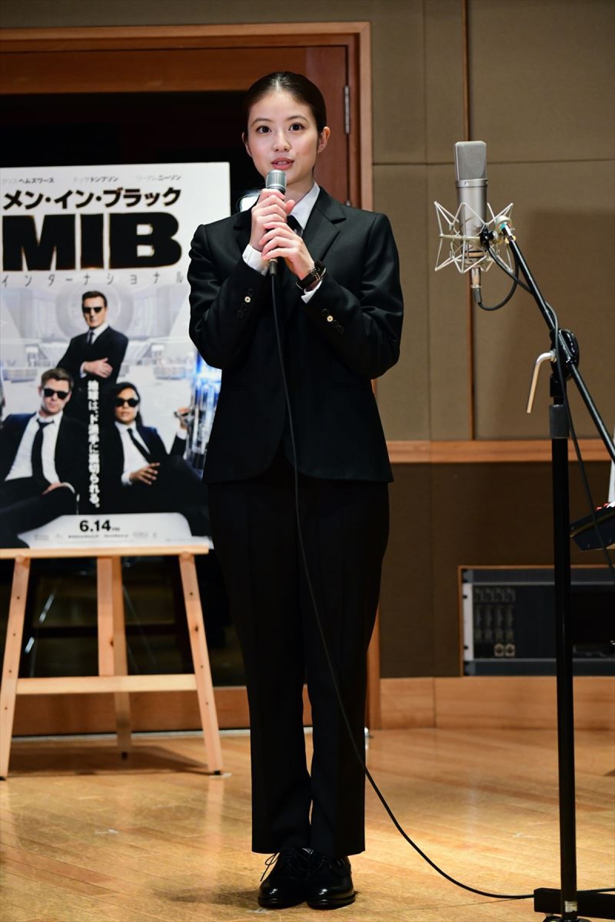 今田美桜、グラサン＆黒スーツ姿に照れ笑い 「恥ずかしい」