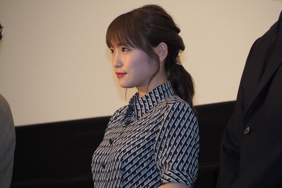 “授かり婚”の川栄李奈、堤真一＆柳楽優弥からの祝福に笑顔