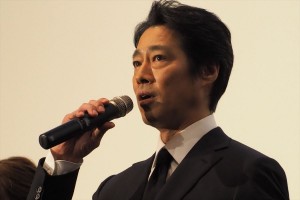 『泣くな赤鬼』完成披露試写会に登場した堤真一