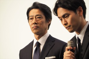 『泣くな赤鬼』完成披露試写会に登場した堤真一