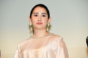 映画『女の機嫌の直し方』完成披露舞台挨拶に登場した早見あかり