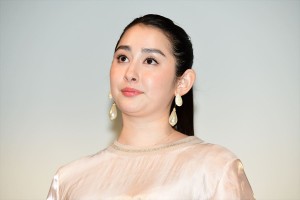 映画『女の機嫌の直し方』完成披露舞台挨拶に登場した早見あかり