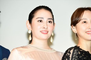 映画『女の機嫌の直し方』完成披露舞台挨拶に登場した早見あかり