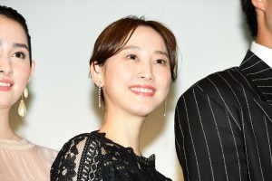 映画『女の機嫌の直し方』完成披露舞台挨拶に登場した松井玲奈