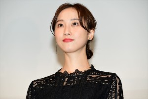 映画『女の機嫌の直し方』完成披露舞台挨拶に登場した松井玲奈