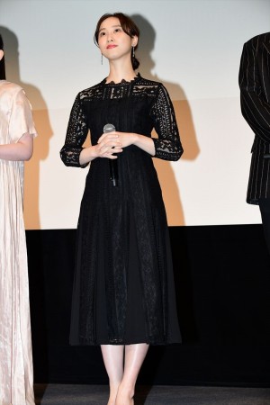 映画『女の機嫌の直し方』完成披露舞台挨拶に登場した松井玲奈