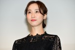 映画『女の機嫌の直し方』完成披露舞台挨拶に登場した松井玲奈