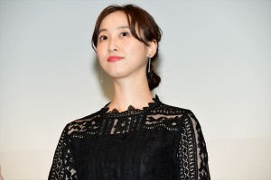 映画『女の機嫌の直し方』完成披露舞台挨拶に登場した松井玲奈