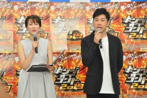 （左から）良原安美アナウンサー、あべこうじ、『キングオブコント2019』大会開催決定会見に登場