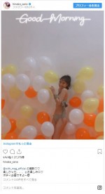 風船とたわむれるビキニ姿の佐野ひなこ ※「佐野ひなこ」インスタグラム