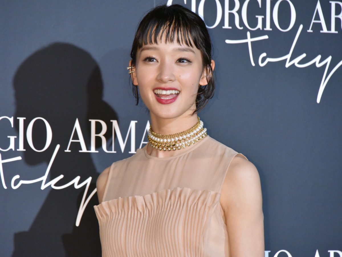 「アルマーニ」ファッションショーに西島秀俊、山崎賢人、ユマ・サーマン、剛力彩芽ら来場