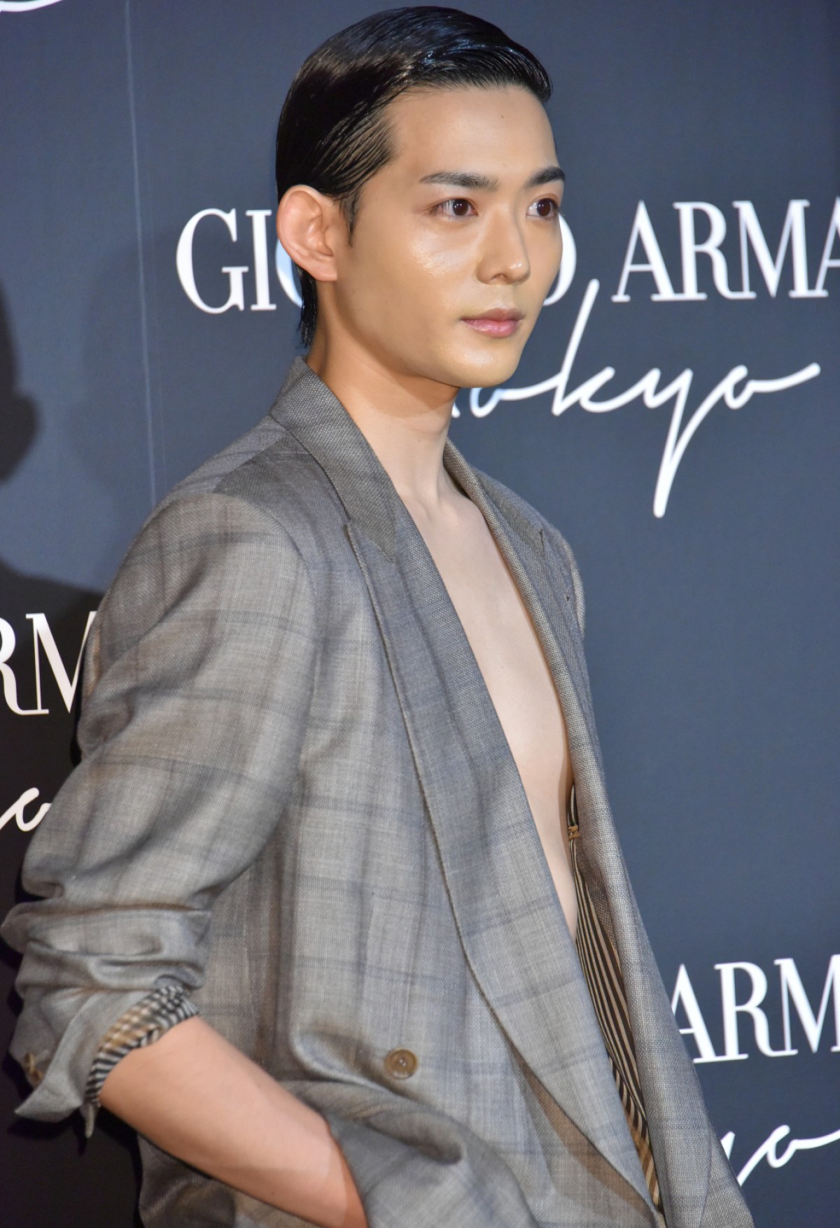「アルマーニ」ファッションショーに西島秀俊、山崎賢人、ユマ・サーマン、剛力彩芽ら来場