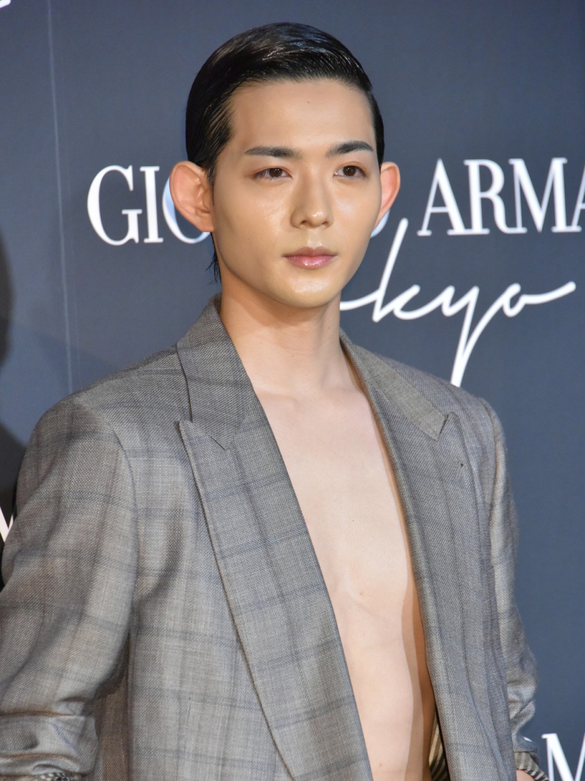 「アルマーニ」ファッションショーに西島秀俊、山崎賢人、ユマ・サーマン、剛力彩芽ら来場