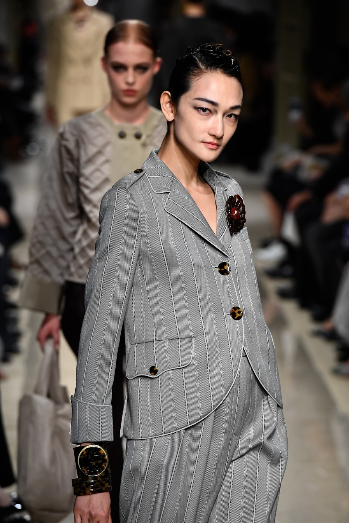 「アルマーニ」ファッションショーに西島秀俊、山崎賢人、ユマ・サーマン、剛力彩芽ら来場