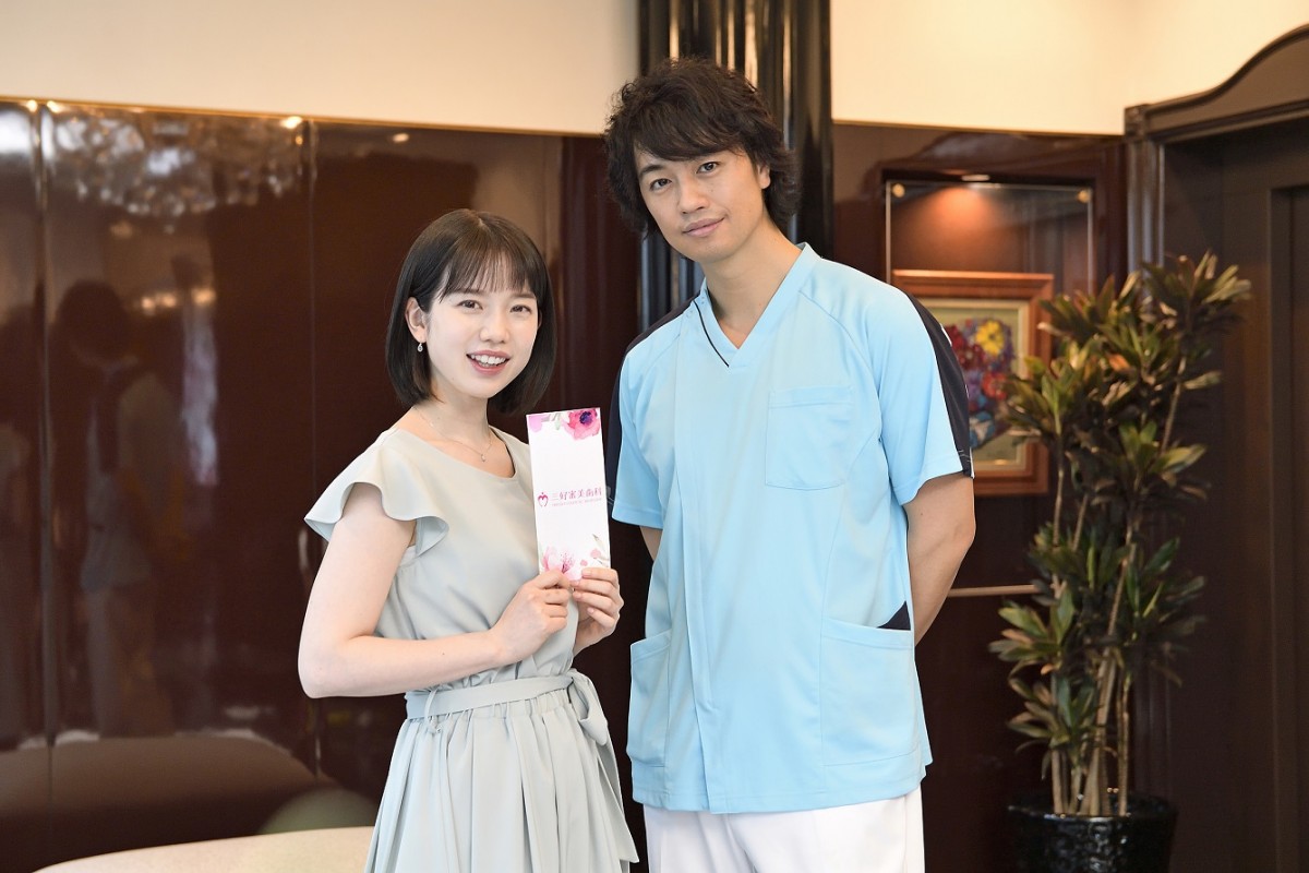 (左から)『東京独身男子』第7話に出演する弘中綾香、斎藤工