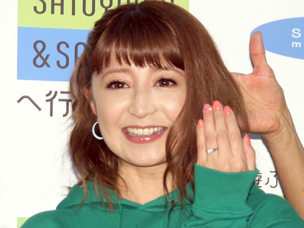 矢口真里「なぜなの？」夫からの“すき家”誕生日ケーキ公開　ラブラブ夫婦ショットも