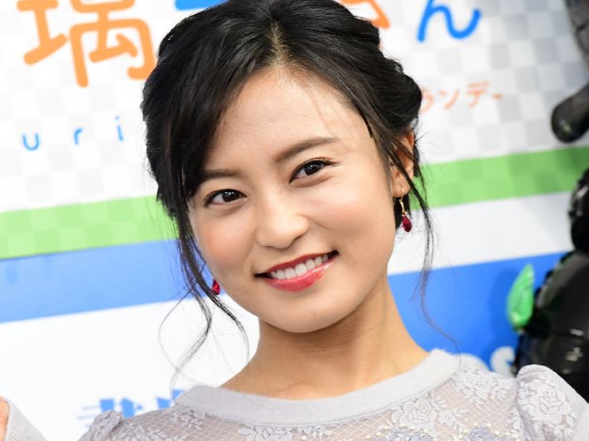 小島瑠璃子、スカートからの“チラ見え”美脚に反響