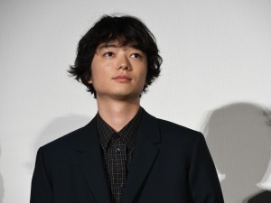 染谷将太、『パラレルワールド・ラブストーリー』公開記念舞台挨拶に登場