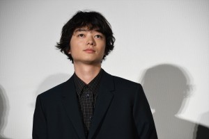 染谷将太、『パラレルワールド・ラブストーリー』公開記念舞台挨拶に登場
