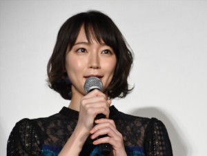 吉岡里帆、『パラレルワールド・ラブストーリー』公開記念舞台挨拶に登場
