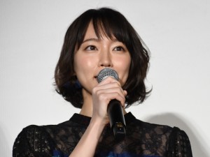 吉岡里帆、『パラレルワールド・ラブストーリー』公開記念舞台挨拶に登場