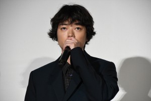 染谷将太、『パラレルワールド・ラブストーリー』公開記念舞台挨拶に登場