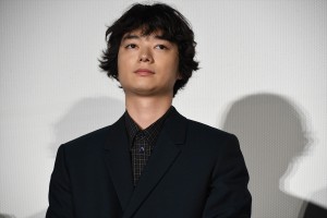 染谷将太、『パラレルワールド・ラブストーリー』公開記念舞台挨拶に登場