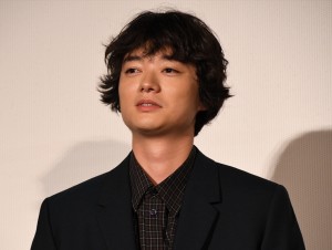 染谷将太、『パラレルワールド・ラブストーリー』公開記念舞台挨拶に登場