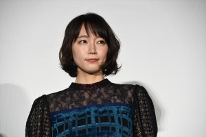吉岡里帆、『パラレルワールド・ラブストーリー』公開記念舞台挨拶に登場