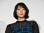 吉岡里帆、『パラレルワールド・ラブストーリー』公開記念舞台挨拶に登場