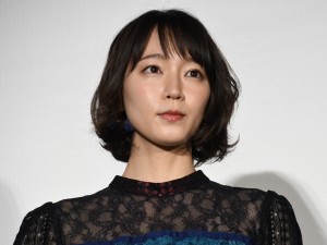 吉岡里帆、『パラレルワールド・ラブストーリー』公開記念舞台挨拶に登場