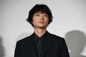 染谷将太、『パラレルワールド・ラブストーリー』公開記念舞台挨拶に登場