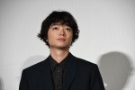 染谷将太、『パラレルワールド・ラブストーリー』公開記念舞台挨拶に登場