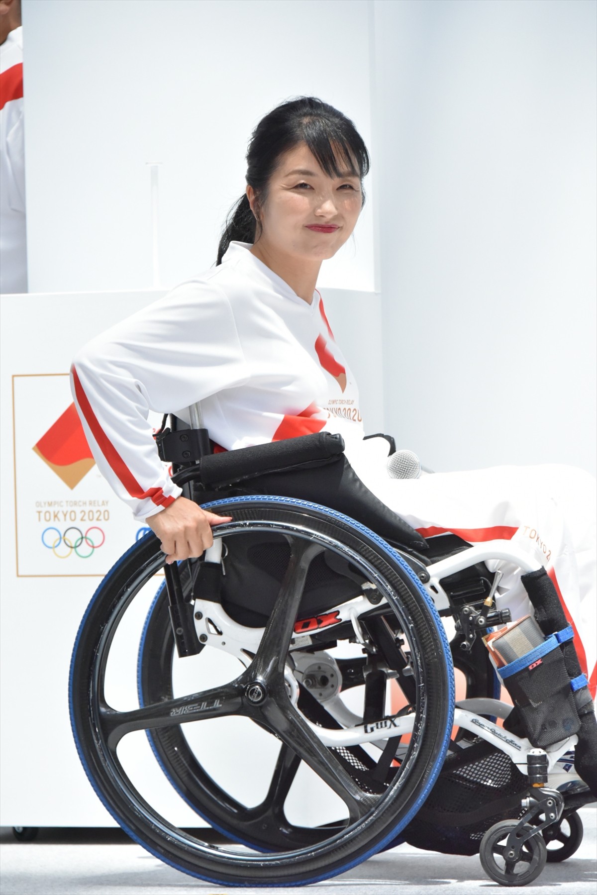 石原さとみ、人生初の名刺にニコニコ　サンド伊達「携帯の番号は…」
