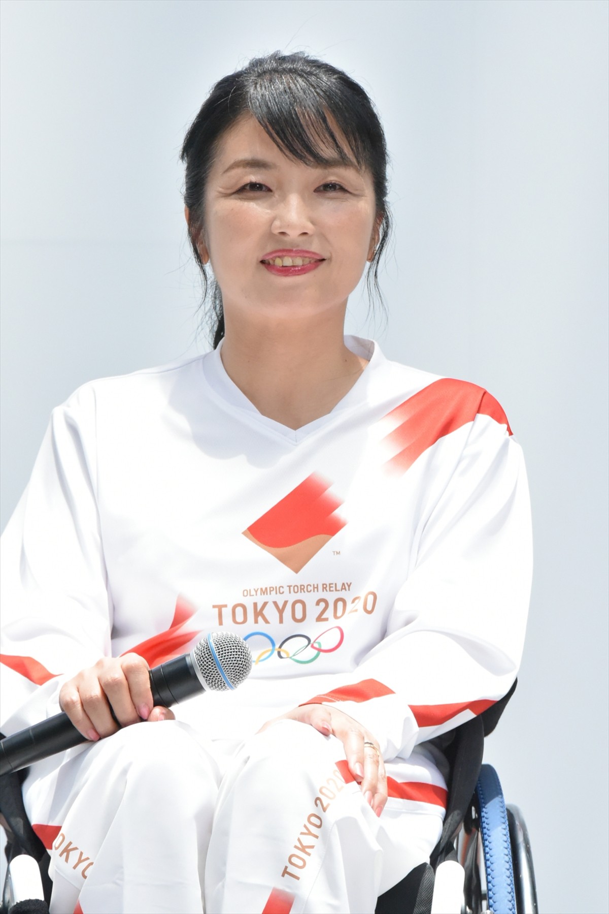 石原さとみ、人生初の名刺にニコニコ　サンド伊達「携帯の番号は…」