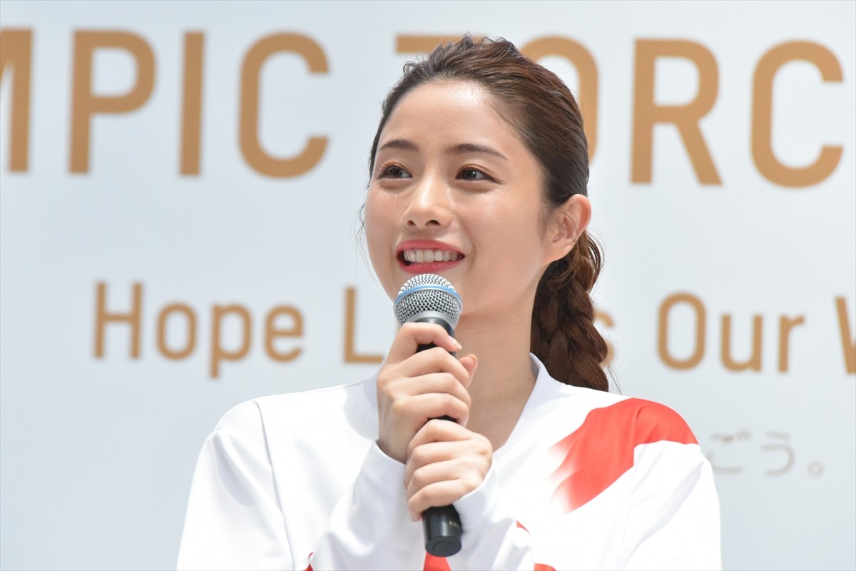 石原さとみ、人生初の名刺にニコニコ　サンド伊達「携帯の番号は…」