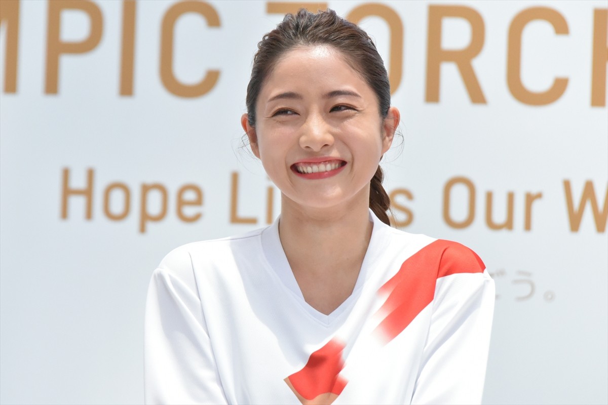 石原さとみ、人生初の名刺にニコニコ　サンド伊達「携帯の番号は…」