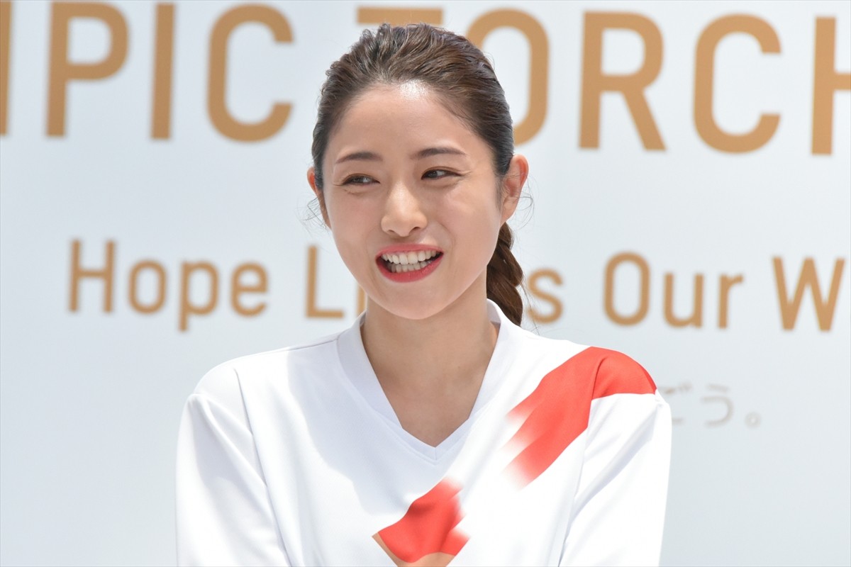 石原さとみ、人生初の名刺にニコニコ　サンド伊達「携帯の番号は…」
