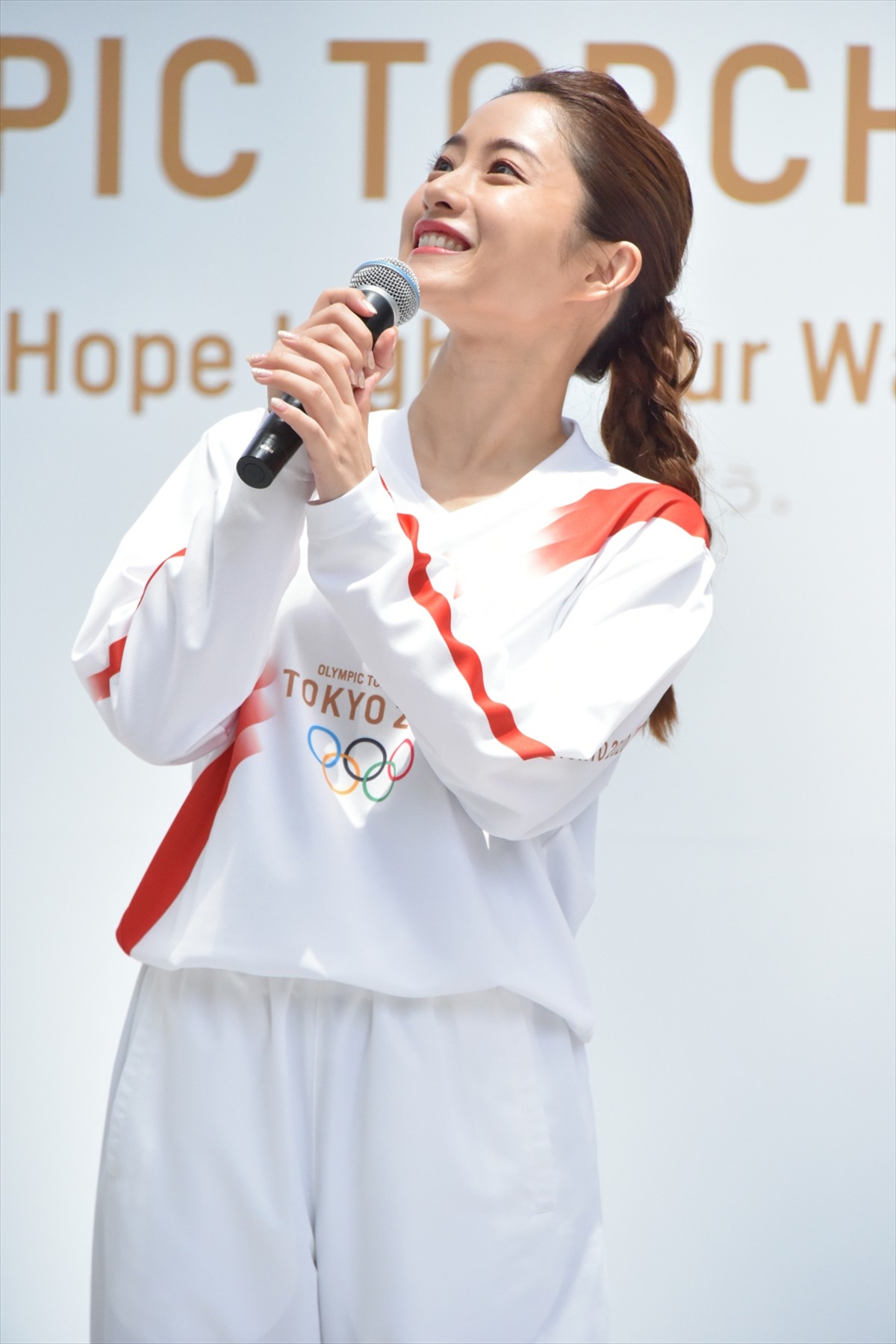 石原さとみ、人生初の名刺にニコニコ　サンド伊達「携帯の番号は…」