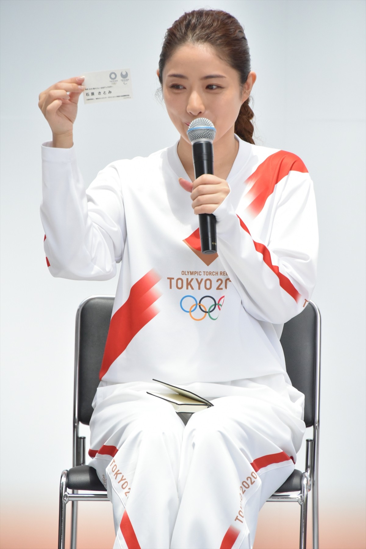 石原さとみ、人生初の名刺にニコニコ　サンド伊達「携帯の番号は…」