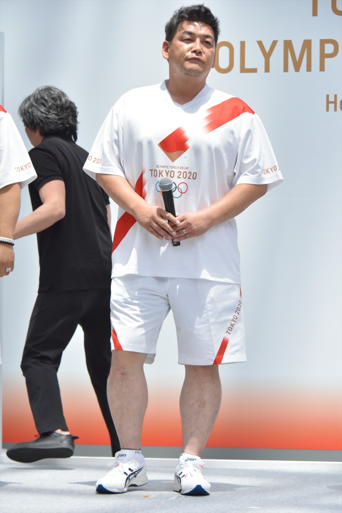 石原さとみ、人生初の名刺にニコニコ　サンド伊達「携帯の番号は…」
