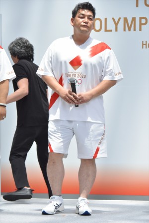 「東京 2020 オリンピック聖火リレー イベント」に登場したサンドウィッチマン・富澤たけし