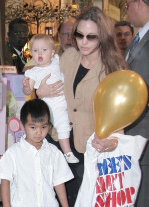 アンジェリーナ・ジョリーに抱っこされるシャイロちゃん