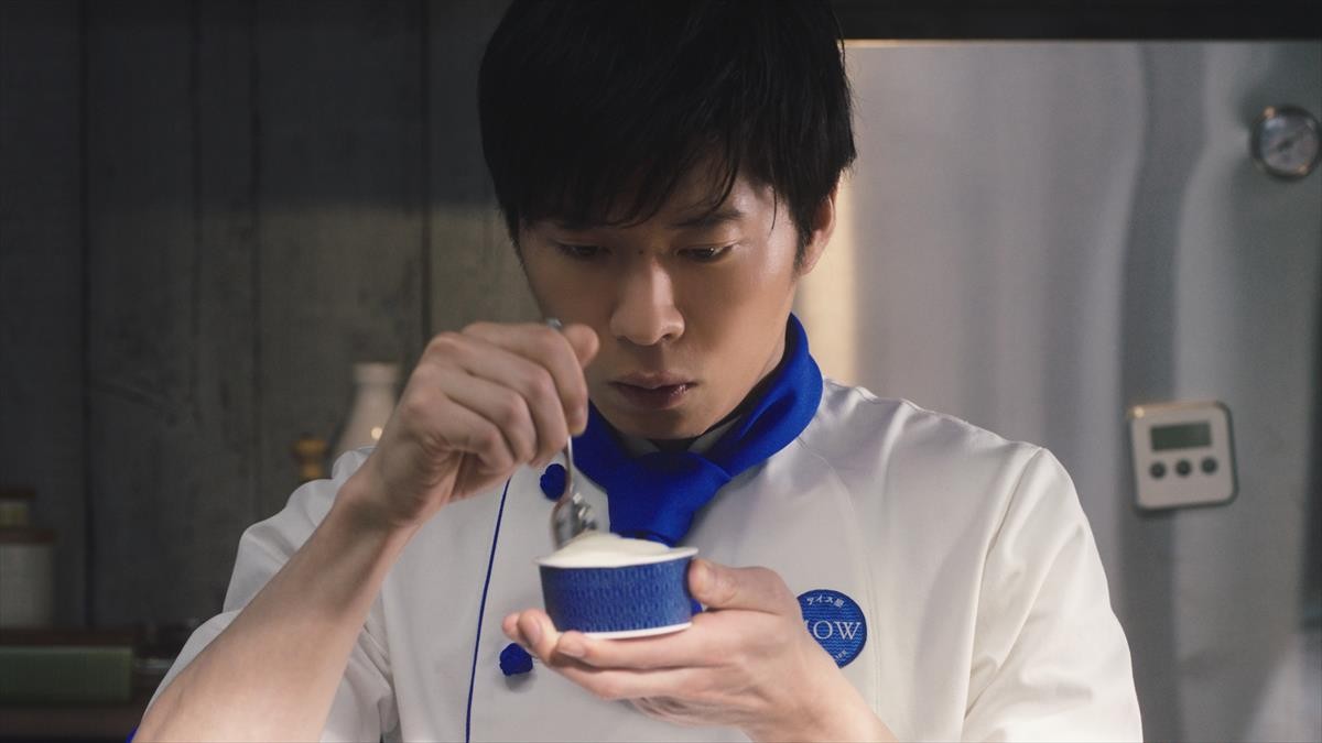 田中圭、真剣な表情でアイスを“ぐるぐる” 「MOW」新CM公開