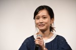 映画『旅のおわり世界のはじまり』完成披露舞台挨拶に登場した前田敦子